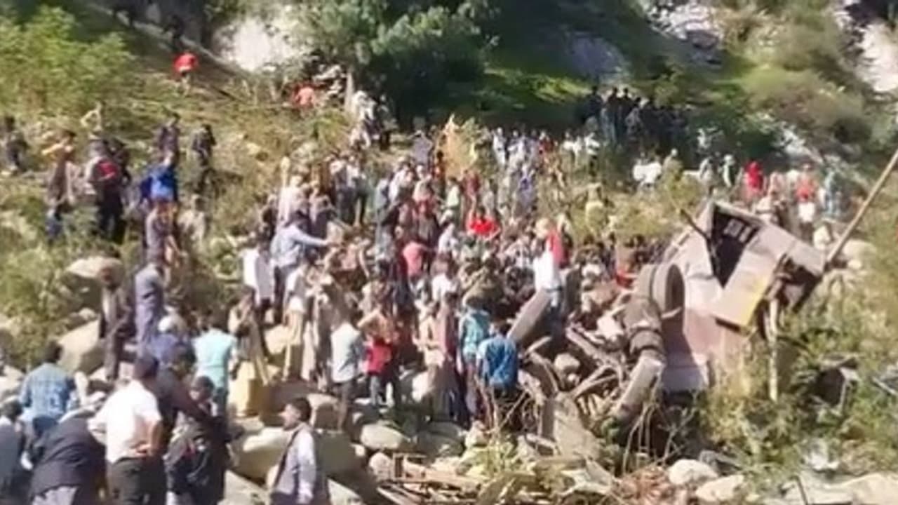 பூஞ்ச் மாவட்டத்தில் மினி பஸ் கவிழ்ந்து 11 பேர் உயிரிழப்பு!!