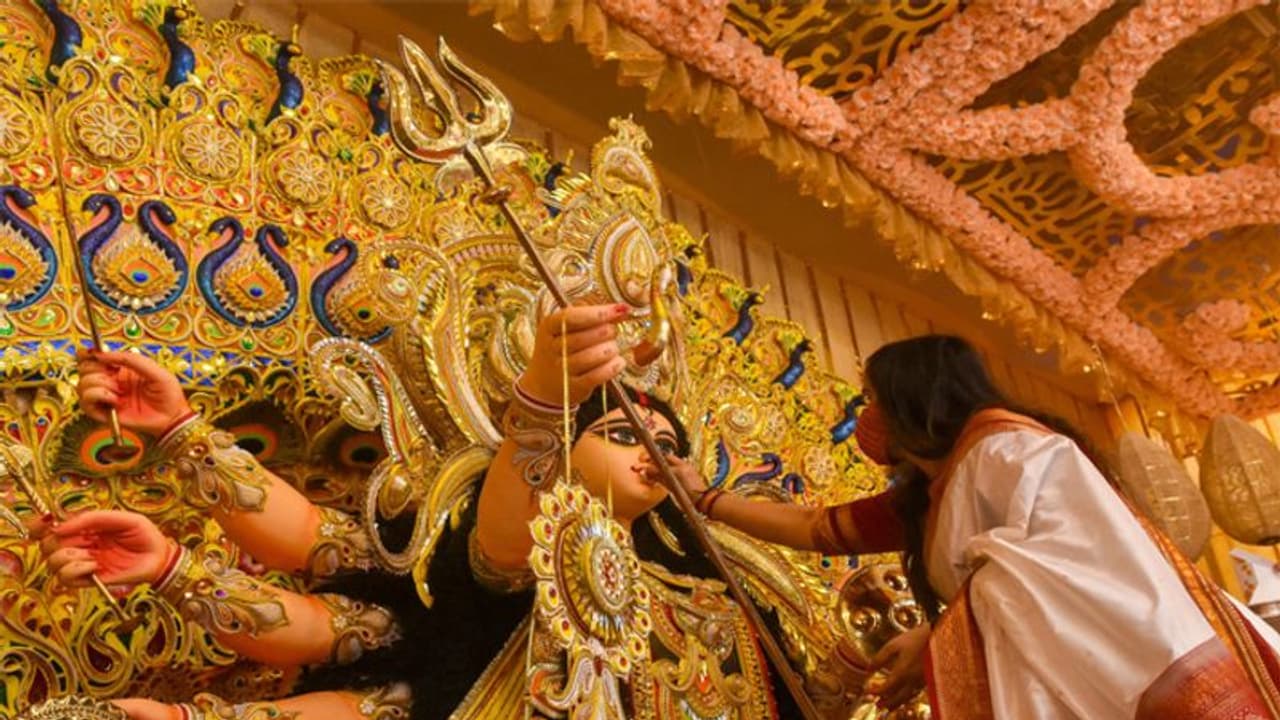 दुर्गा पूजा के दौरान कर रहे हैं कोलकाता का सफर, तो यहां जरूर करें यह पांच काम