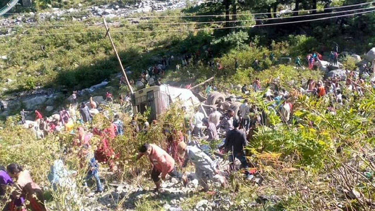 ಕಂದಕಕ್ಕೆ ಉರುಳಿದ ಬಸ್: 11 ಜನರ ದಾರುಣ ಸಾವು: ಸೇನೆಯಿಂದ ರಕ್ಷಣಾ ಕಾರ್ಯ