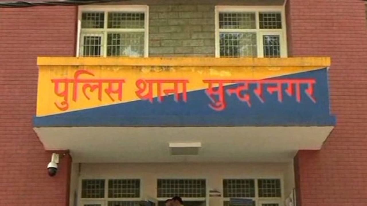 दिव्यांग बेटी के सामने मां को दर्दनाक सजा देकर भागा पिता, बच्ची का रोना सुन आए लोग, नजारा देख रह गए सन्न दिव्यांग बेटी के सामने मां को दर्दनाक सजा देकर भागा पिता, बच्ची का रोना सुन आए लोग, नजारा देख रह गए सन्न