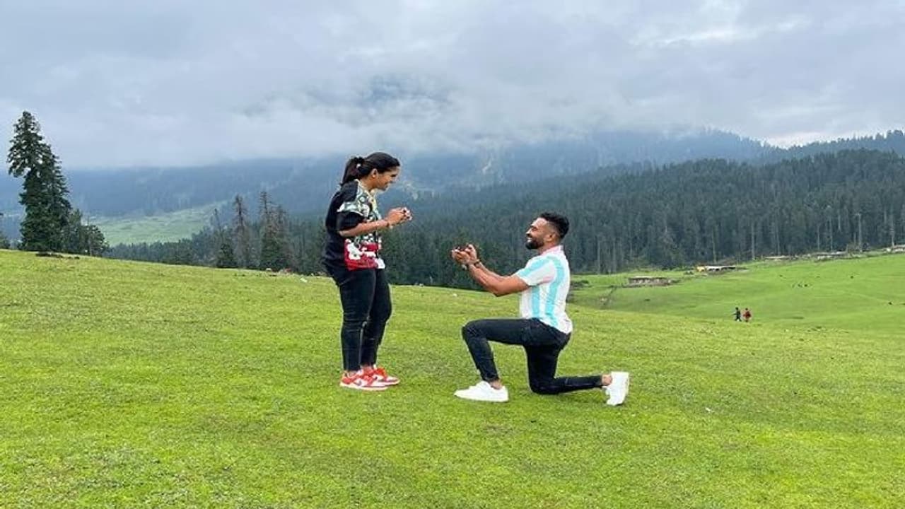 পাহাড়ের ঢালে ক্রিকেটার বেদা কৃষ্ণমূর্তিকে প্রপোজ করলেন ক্রিকেটার অর্জুন, সোশ্যাল মিডিয়ায় ভরে গেল ভালোবাসার ছবি