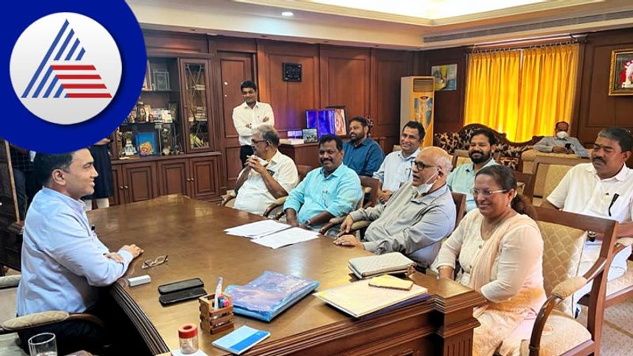 గోవాలో కాంగ్రెస్ కు షాక్: బీజేపీలో చేరిన ఎనిమిది మంది కాంగ్రెస్ ఎమ్మెల్యేలు గోవాలో కాంగ్రెస్ కు షాక్: బీజేపీలో చేరిన ఎనిమిది మంది కాంగ్రెస్ ఎమ్మెల్యేలు