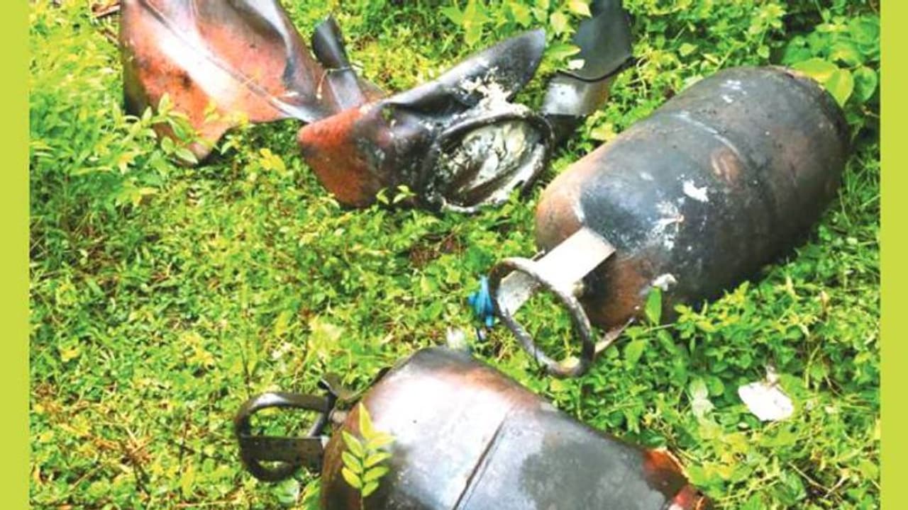 ചായക്കടയിലെ പാചകവാതക സിലിണ്ടര് പൊട്ടിത്തെറിച്ചു; തീപടര്ന്ന് സാധനങ്ങൾ കത്തി നശിച്ചു, വലിയ നാശനഷ്ടം ചായക്കടയിലെ പാചകവാതക സിലിണ്ടര് പൊട്ടിത്തെറിച്ചു; തീപടര്ന്ന് സാധനങ്ങൾ കത്തി നശിച്ചു, വലിയ നാശനഷ്ടം