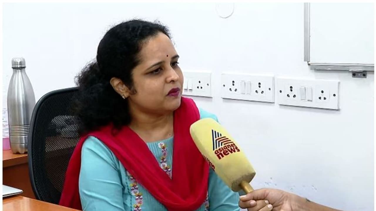 റാബിസ് വൈറസില് ജനിതക മാറ്റ സാധ്യത കുറവ്; പേവിഷ വാക്സിന്റെ ഫലപ്രാപ്തിയില് സംഭരണ രീതി നിര്ണായകമെന്ന് ഐസിഎംആർ റാബിസ് വൈറസില് ജനിതക മാറ്റ സാധ്യത കുറവ്; പേവിഷ വാക്സിന്റെ ഫലപ്രാപ്തിയില് സംഭരണ രീതി നിര്ണായകമെന്ന് ഐസിഎംആർ