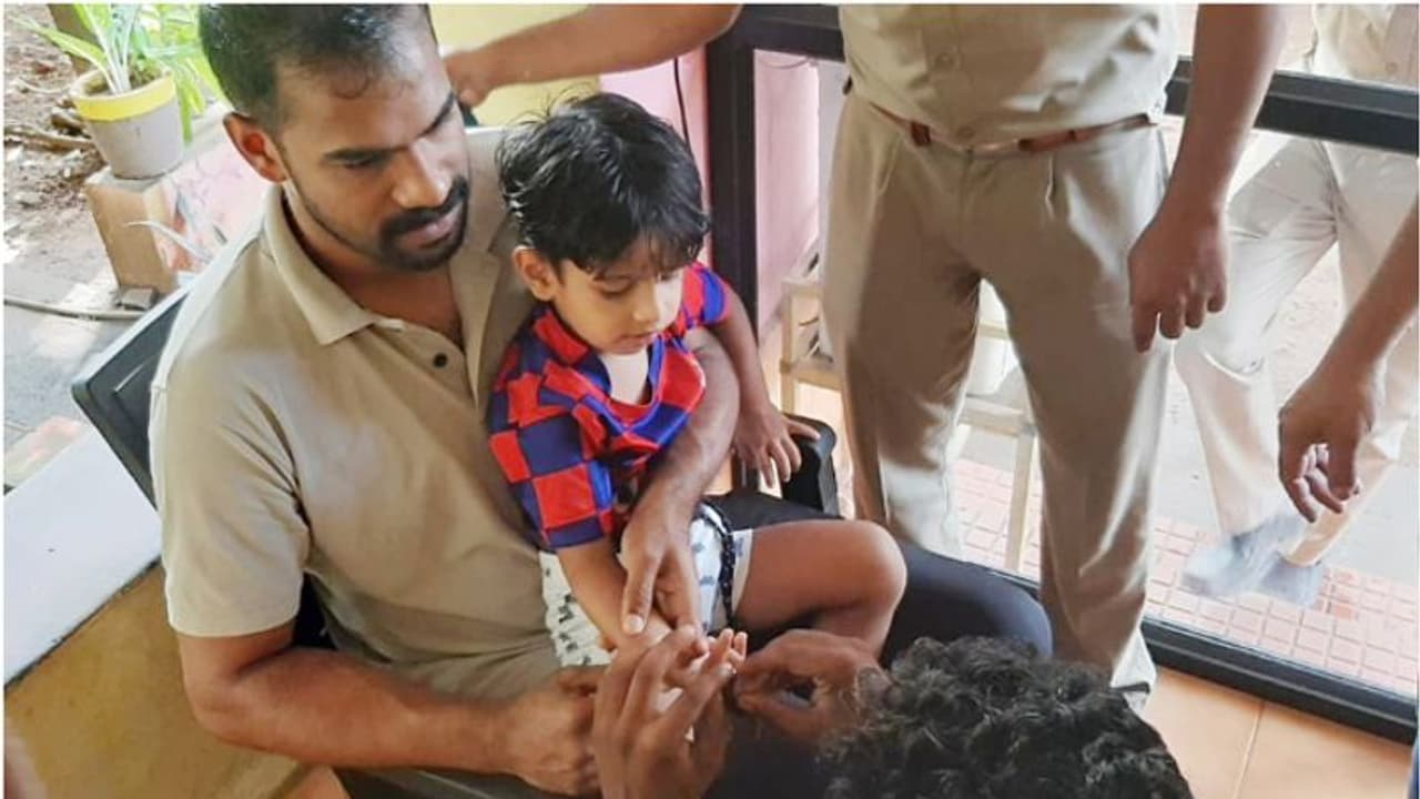 കളിക്കുന്നതിനിടെ വാതില്‍ പൂട്ടിനുള്ളില്‍ മൂന്ന് വയസുകാരന്‍റെ കൈ കുടുങ്ങി;രക്ഷകരായി അഗ്‌നിരക്ഷാ സേന