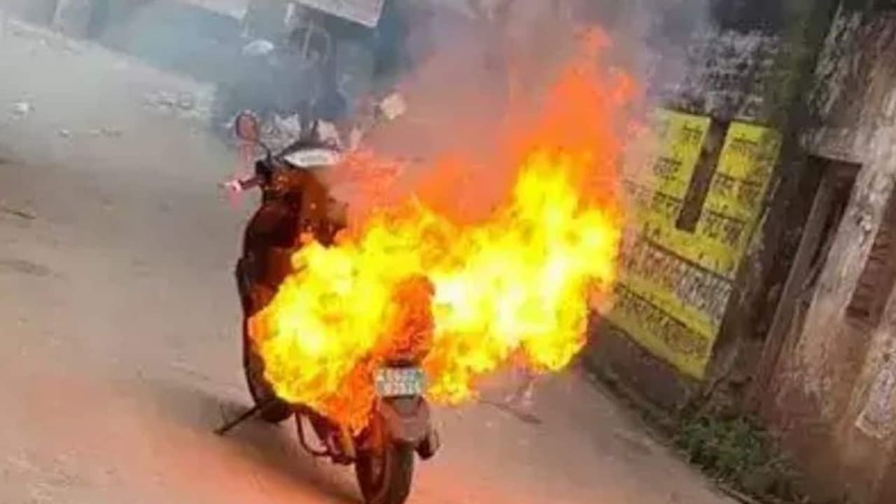 ഒറ്റയടിക്ക് കത്തിയമര്ന്നത് എട്ട് ജീവനുകള്, നെഞ്ചിനുള്ളില് തീയുമായി ഈ സ്കൂട്ടര് ഉടമകള്! ഒറ്റയടിക്ക് കത്തിയമര്ന്നത് എട്ട് ജീവനുകള്, നെഞ്ചിനുള്ളില് തീയുമായി ഈ സ്കൂട്ടര് ഉടമകള്!