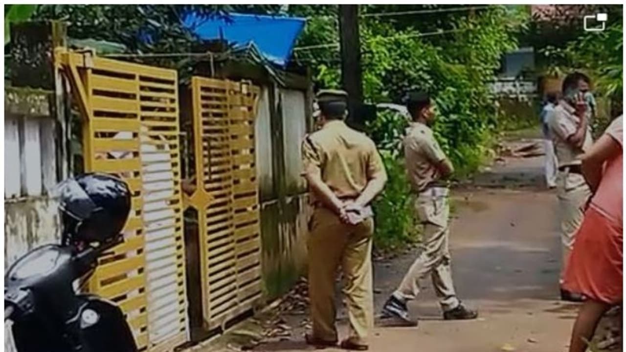 സ്വർണ്ണക്കടത്ത് സംഘത്തിന്റെ ഭീഷണി; സ്വർണവുമായി പിടിയിലായ യുവാവിന് പൊലീസിന്റെ സുരക്ഷ സ്വർണ്ണക്കടത്ത് സംഘത്തിന്റെ ഭീഷണി; സ്വർണവുമായി പിടിയിലായ യുവാവിന് പൊലീസിന്റെ സുരക്ഷ