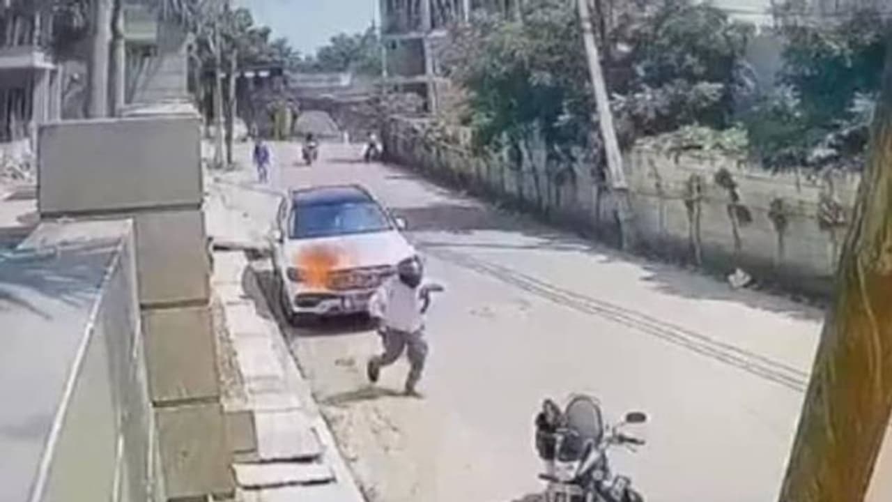 ശമ്പളം മുഴുവൻ നൽകിയില്ല, മുതലാളിയുടെ മെഴ്സിഡസ് അഗ്നിക്കിരയാക്കി തൊഴിലാളി