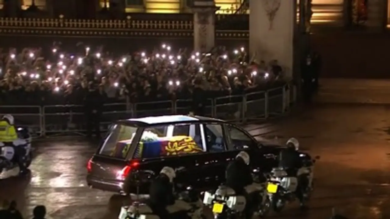 பக்கிங்ஹாம் அரண்மனை வந்தடைந்த ராணி எலிசபெத் உடல்; செல்போன் டார்ச் அடித்து அஞ்சலி செலுத்திய மக்கள் வெள்ளம்!! பக்கிங்ஹாம் அரண்மனை வந்தடைந்த ராணி எலிசபெத் உடல்; செல்போன் டார்ச் அடித்து அஞ்சலி செலுத்திய மக்கள் வெள்ளம்!!