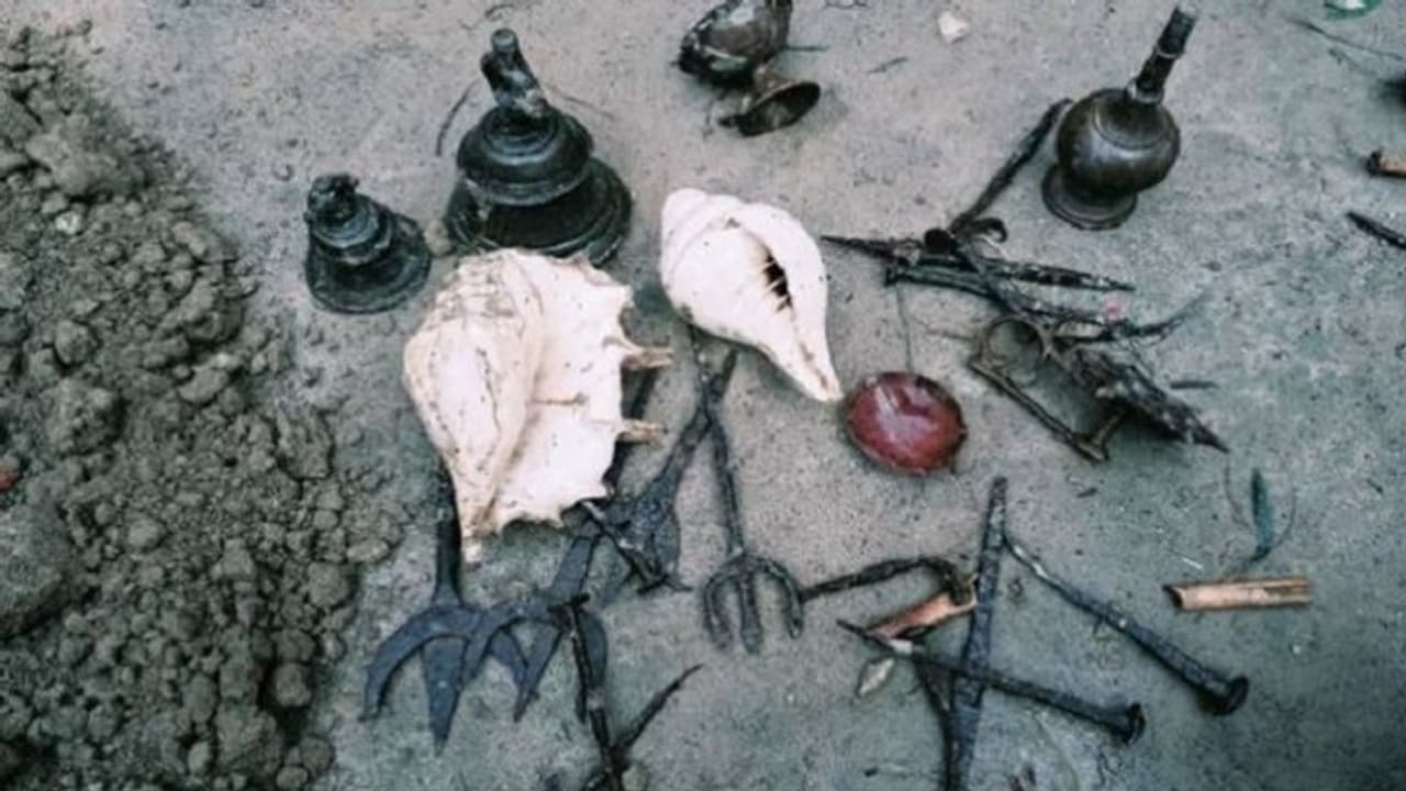 मुस्लिम युवक के घर खुदाई में मिला शंख त्रिशुल, दीपक और घंटा, पहले ही हो गई थी भविष्यवाणी मुस्लिम युवक के घर खुदाई में मिला शंख त्रिशुल, दीपक और घंटा, पहले ही हो गई थी भविष्यवाणी