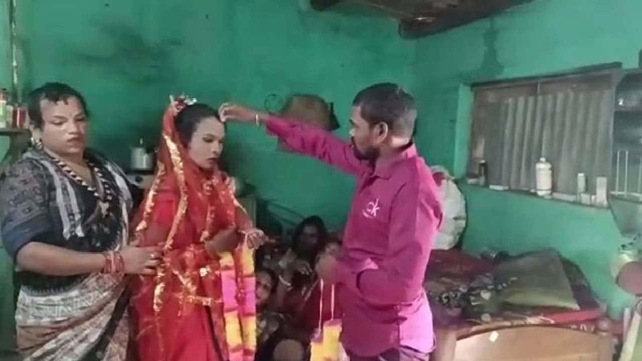 'ಹೆಂಡತಿಯ ಆಶೀರ್ವಾದ' ಮಂಗಳಮುಖಿಯನ್ನು ಮದುವೆಯಾದ ವಿವಾಹಿತ