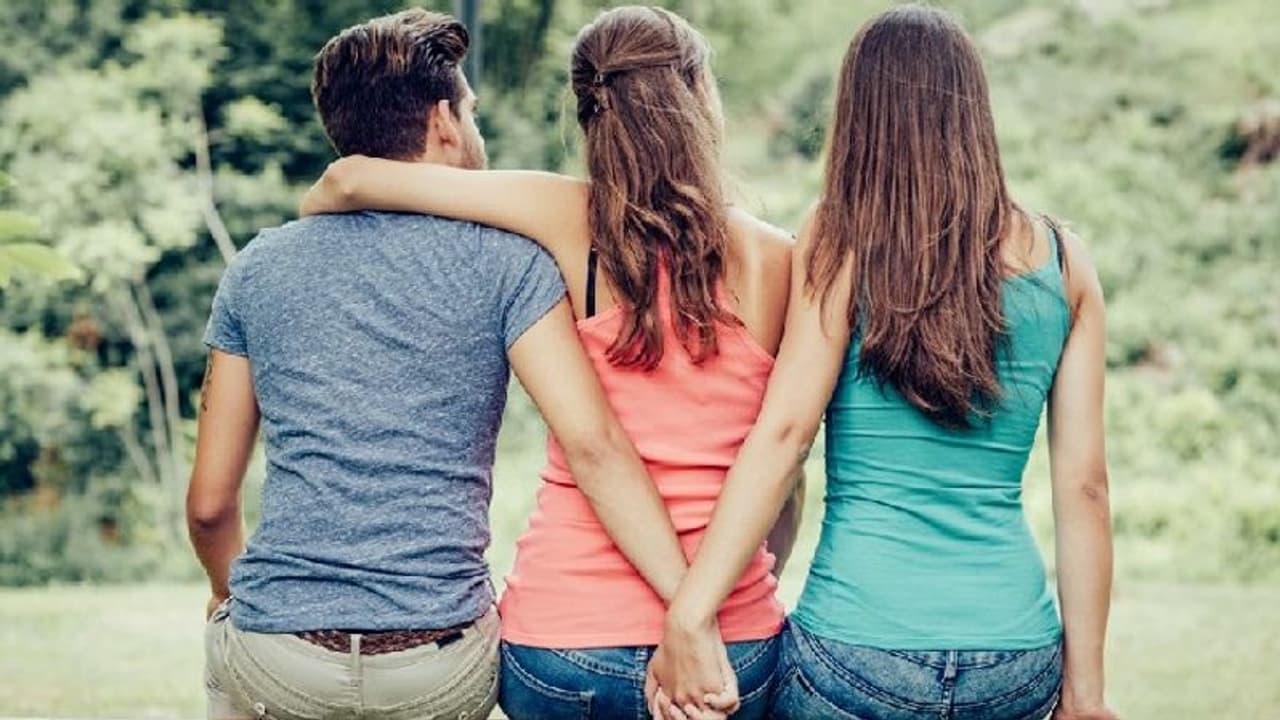 पति पत्नी और वो: गर्लफ्रेंड ने महिला से कहा अब वो मेरा है, उसे छोड़ दो वरना जिंदगी नरक बना दूंगी पति पत्नी और वो: गर्लफ्रेंड ने महिला से कहा अब वो मेरा है, उसे छोड़ दो वरना जिंदगी नरक बना दूंगी