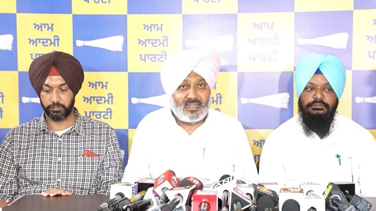 पंजाब में ऑपरेशन लोटस: AAP ने बताया भाजपा ने किन विधायकों को दिया 25 25 करोड़ और मंत्री पद का ऑफर पंजाब में ऑपरेशन लोटस: AAP ने बताया भाजपा ने किन विधायकों को दिया 25 25 करोड़ और मंत्री पद का ऑफर