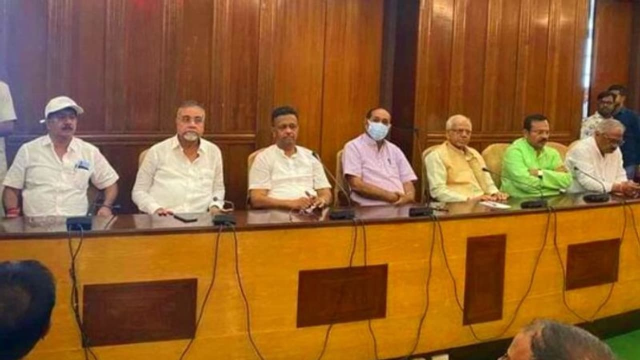 ব্যক্তিগত ‘স্বার্থ’ চরিতার্থ করা নিয়ে এবার দলের বিধায়কদের কড়া বার্তা তৃণমূলের শীর্ষ নেতৃত্বের ব্যক্তিগত ‘স্বার্থ’ চরিতার্থ করা নিয়ে এবার দলের বিধায়কদের কড়া বার্তা তৃণমূলের শীর্ষ নেতৃত্বের