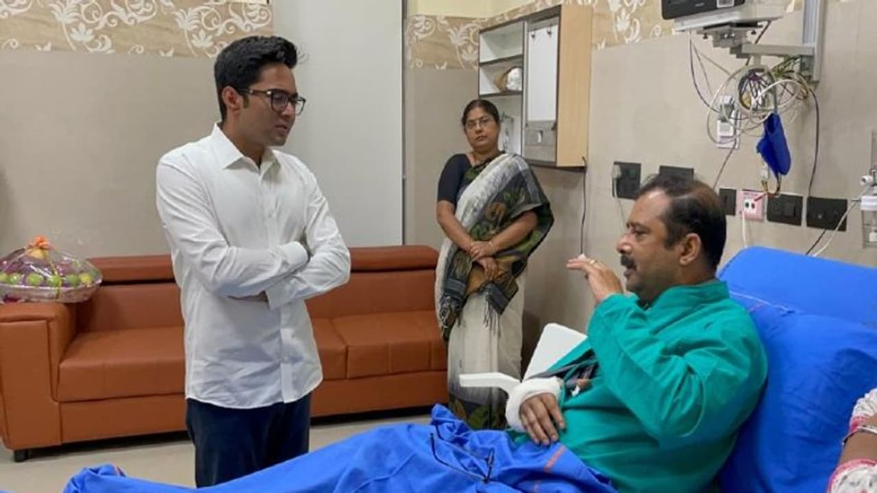 'আমি থাকলে গুলি চালিয়ে দিতাম, অফিসারকে স্যালুট' বিজেপির অভিযান নিয়ে কড়া বার্তা অভিষেকের 'আমি থাকলে গুলি চালিয়ে দিতাম, অফিসারকে স্যালুট' বিজেপির অভিযান নিয়ে কড়া বার্তা অভিষেকের