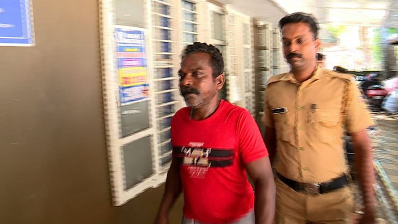 ക്ലിനിക്കില് മോഷണം; 24 മണിക്കൂറിനുള്ളില് 'തീപ്പൊരി' പ്രസാദിനെ വലയിലാക്കി പൊലീസ് ക്ലിനിക്കില് മോഷണം; 24 മണിക്കൂറിനുള്ളില് 'തീപ്പൊരി' പ്രസാദിനെ വലയിലാക്കി പൊലീസ്