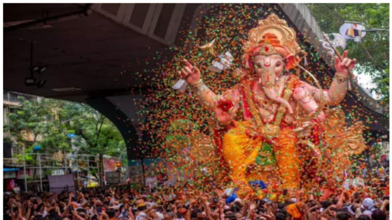 വിനായകചതുർത്ഥി ആഘോഷങ്ങൾക്കിടെ കണ്ണ് പ്രശ്നങ്ങളുണ്ടായത് അറുപതിലധികം പേർക്ക്; ലേസർ ലൈറ്റ് നിരോധിക്കണമെന്നാവശ്യം വിനായകചതുർത്ഥി ആഘോഷങ്ങൾക്കിടെ കണ്ണ് പ്രശ്നങ്ങളുണ്ടായത് അറുപതിലധികം പേർക്ക്; ലേസർ ലൈറ്റ് നിരോധിക്കണമെന്നാവശ്യം