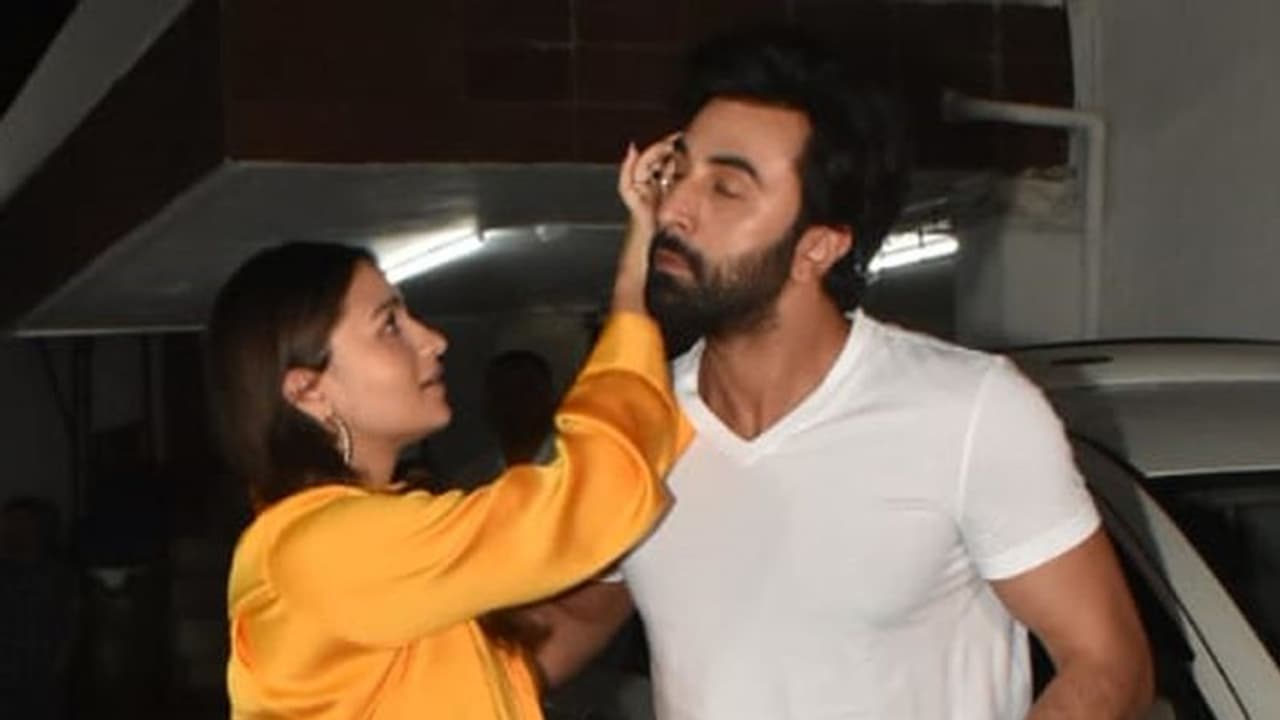 पब्लिक के सामने आलिया भट्ट को आया पति रणबीर कपूर पर प्यार, देखें वायरल वीडियो पब्लिक के सामने आलिया भट्ट को आया पति रणबीर कपूर पर प्यार, देखें वायरल वीडियो
