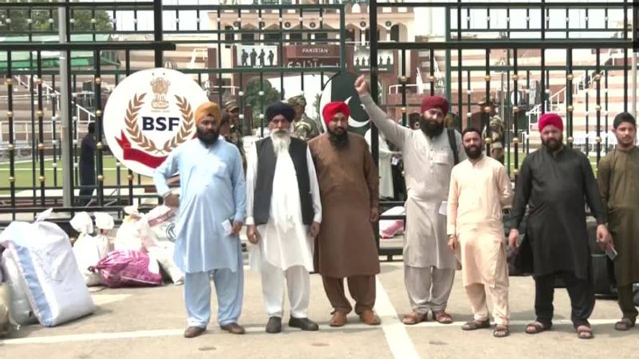 पाकिस्तान से भारत पहुंचे 48 पाकिस्तानी सिख तीर्थ यात्री, 25 दिनों का मिला है वीजा पाकिस्तान से भारत पहुंचे 48 पाकिस्तानी सिख तीर्थ यात्री, 25 दिनों का मिला है वीजा