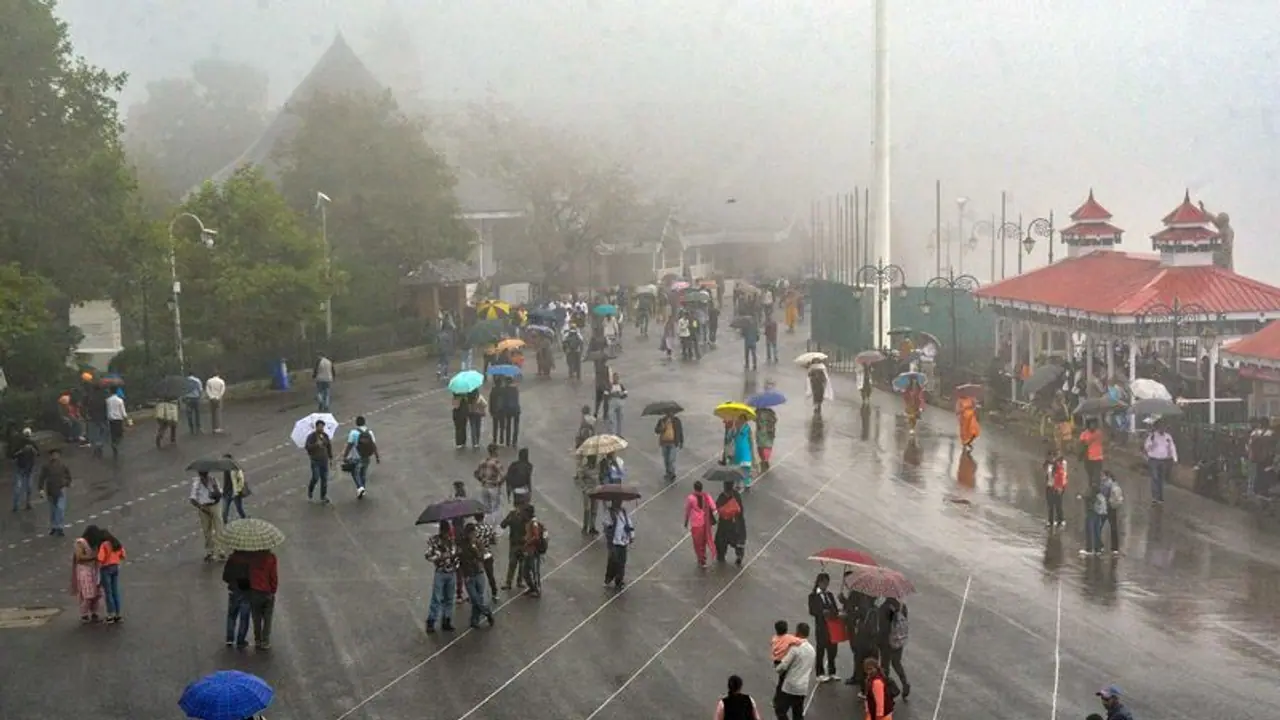 Rainfall: దేశంలోని పలు ప్రాంతాల్లో ఈ వీకెండ్ వరకు భారీ వర్షాలు.. ఐఎండీ హెచ్చరికలు Rainfall: దేశంలోని పలు ప్రాంతాల్లో ఈ వీకెండ్ వరకు భారీ వర్షాలు.. ఐఎండీ హెచ్చరికలు