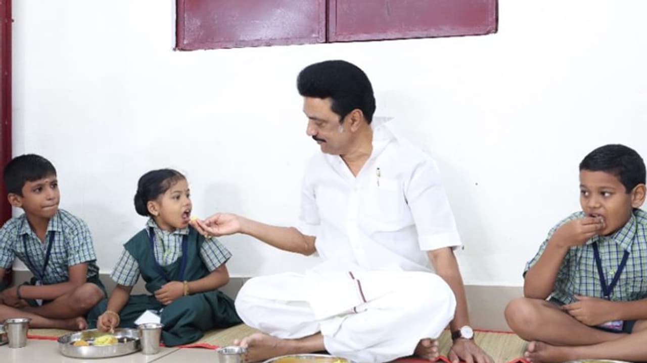 மேற்கத்திய நாடுகளுக்கே டப் கொடுக்கும் ஸ்டாலின்: 1,14000 குழந்தைகளுக்கு காலை சிற்றுண்டி..NO.1 CM ன்னா சும்மாவா?