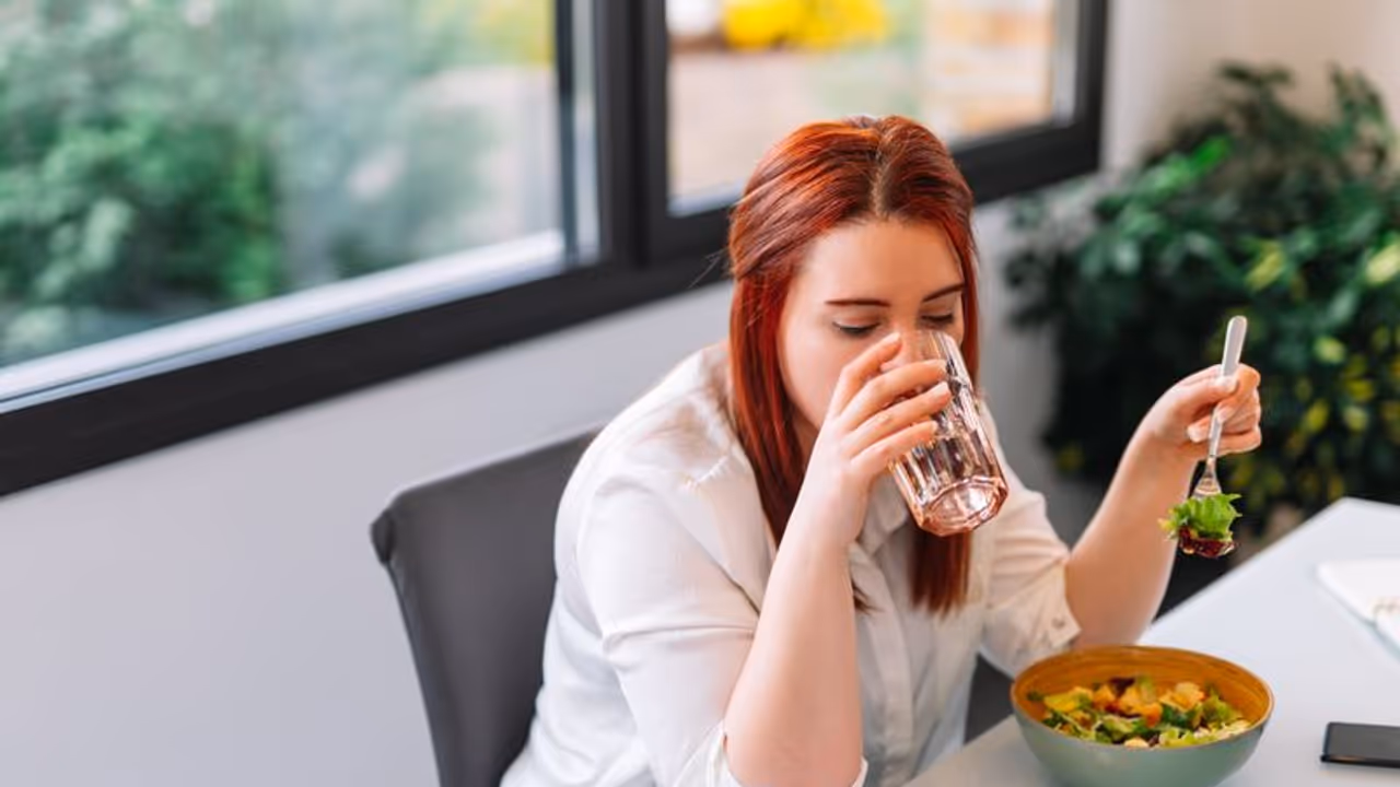 ഭക്ഷണത്തോടൊപ്പം വെള്ളം കുടിക്കുന്നത് നല്ല ശീലമാണോ? 