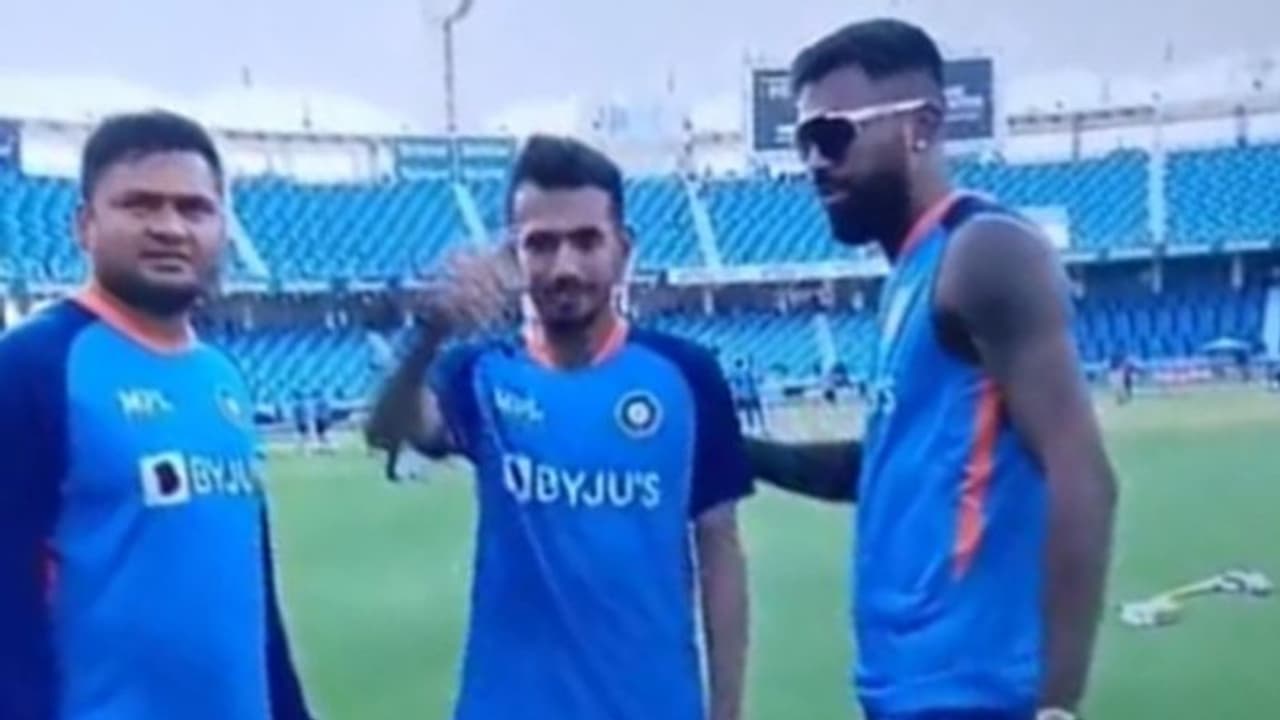 ധൈര്യമുണ്ടെങ്കില് അടുത്തേക്ക് വാ, സ്പൈഡര് ക്യാമിനെ വെല്ലുവിളിച്ച് ചാഹല്, കണ്ണരുട്ടി രോഹിത് വീഡിയോ ധൈര്യമുണ്ടെങ്കില് അടുത്തേക്ക് വാ, സ്പൈഡര് ക്യാമിനെ വെല്ലുവിളിച്ച് ചാഹല്, കണ്ണരുട്ടി രോഹിത് വീഡിയോ