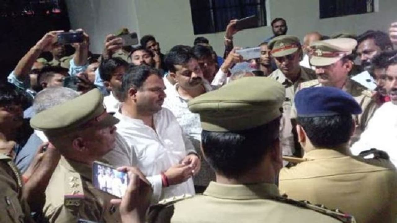 गोंडा में पुलिस कस्टडी में युवक की हुई मौत, परिजन ने हत्या का आरोप लगाकर जमकर किया हंगामा गोंडा में पुलिस कस्टडी में युवक की हुई मौत, परिजन ने हत्या का आरोप लगाकर जमकर किया हंगामा