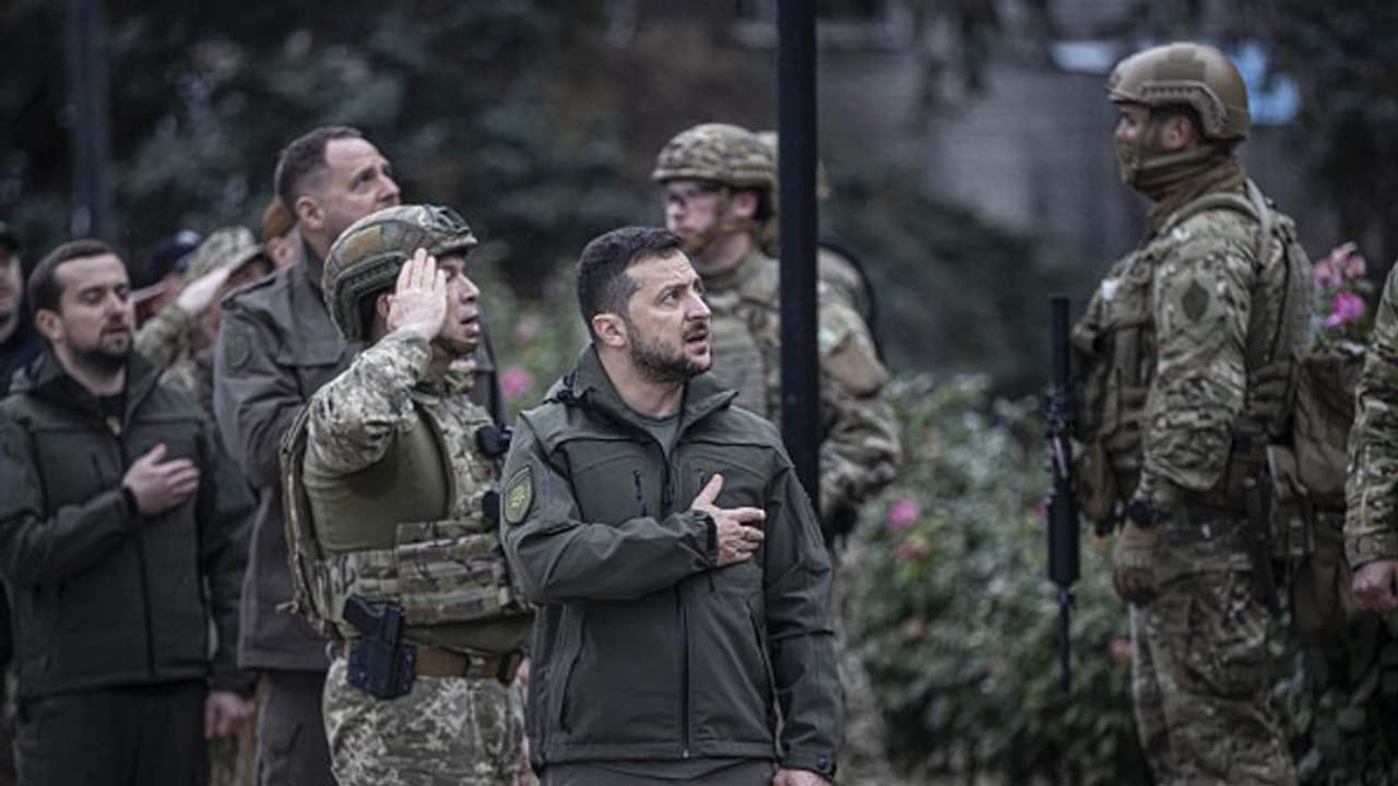 വധശ്രമമോ; പ്രസിഡന്റിന്റെ കാര് അപകടത്തില്പ്പെട്ടു; സെലെന്സ്കി തലനാരിഴയ്ക്ക് രക്ഷപ്പെട്ടതായി യുക്രൈന് വധശ്രമമോ; പ്രസിഡന്റിന്റെ കാര് അപകടത്തില്പ്പെട്ടു; സെലെന്സ്കി തലനാരിഴയ്ക്ക് രക്ഷപ്പെട്ടതായി യുക്രൈന്