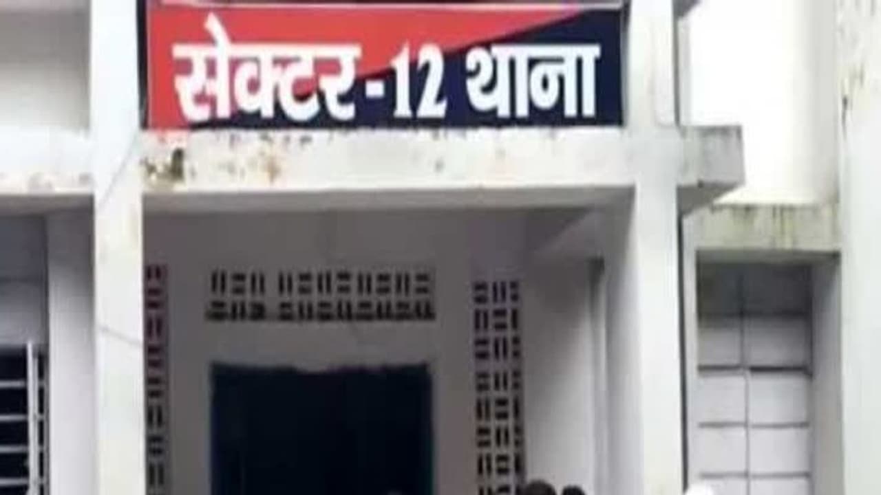 कॉलेज प्रोफेसर पर चढ़ा आशिकी का भूत, छात्रा को भेजने लगा गंदे गंदे वीडियो, फिर जो हुआ वो सबक था कॉलेज प्रोफेसर पर चढ़ा आशिकी का भूत, छात्रा को भेजने लगा गंदे गंदे वीडियो, फिर जो हुआ वो सबक था