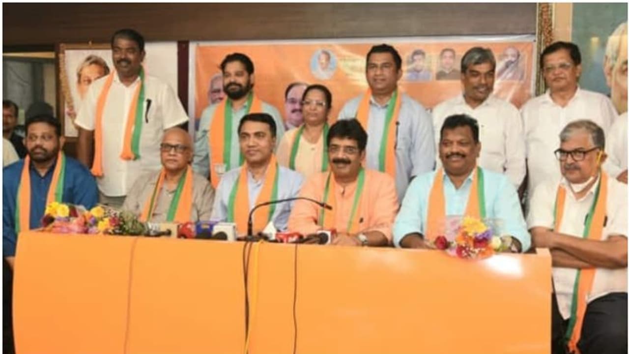 കൂറുമാറി എത്തിയവർക്ക് മന്ത്രിസ്ഥാനം; ഗോവയിൽ മന്ത്രിസഭാ വികസനം ഉടനുണ്ടാവും, മുഖ്യമന്ത്രി ഗവർണറെ കണ്ടു 