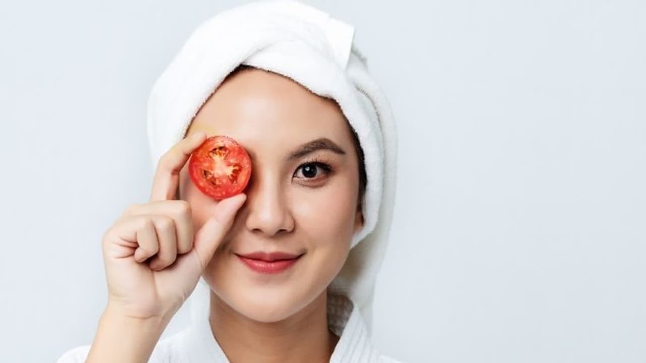 Tomato Face pack : മുഖത്തെ കരുവാളിപ്പ് മാറാൻ തക്കാളി ഇങ്ങനെ ഉപയോ​ഗിക്കാം 