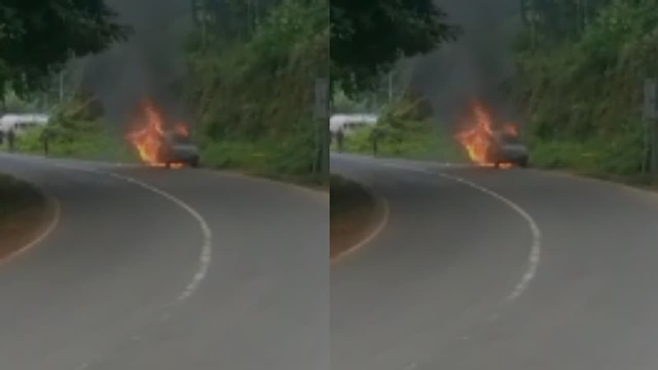 ഓടിക്കൊണ്ടിരിക്കെ കാറിന് തീപിടിച്ചു, യാത്രക്കാര് ചാടി രക്ഷപ്പെട്ടു വീഡിയോ ഓടിക്കൊണ്ടിരിക്കെ കാറിന് തീപിടിച്ചു, യാത്രക്കാര് ചാടി രക്ഷപ്പെട്ടു വീഡിയോ