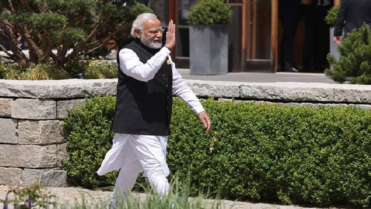 ചായക്കടക്കാരനിൽ നിന്ന് പ്രധാനമന്ത്രിയിലേക്ക്: ദാരിദ്ര്യത്തിൽ നിന്ന് അധികാരത്തിലേക്കുള്ള നരേന്ദ്രമോദിയുടെ യാത്ര ചായക്കടക്കാരനിൽ നിന്ന് പ്രധാനമന്ത്രിയിലേക്ക്: ദാരിദ്ര്യത്തിൽ നിന്ന് അധികാരത്തിലേക്കുള്ള നരേന്ദ്രമോദിയുടെ യാത്ര