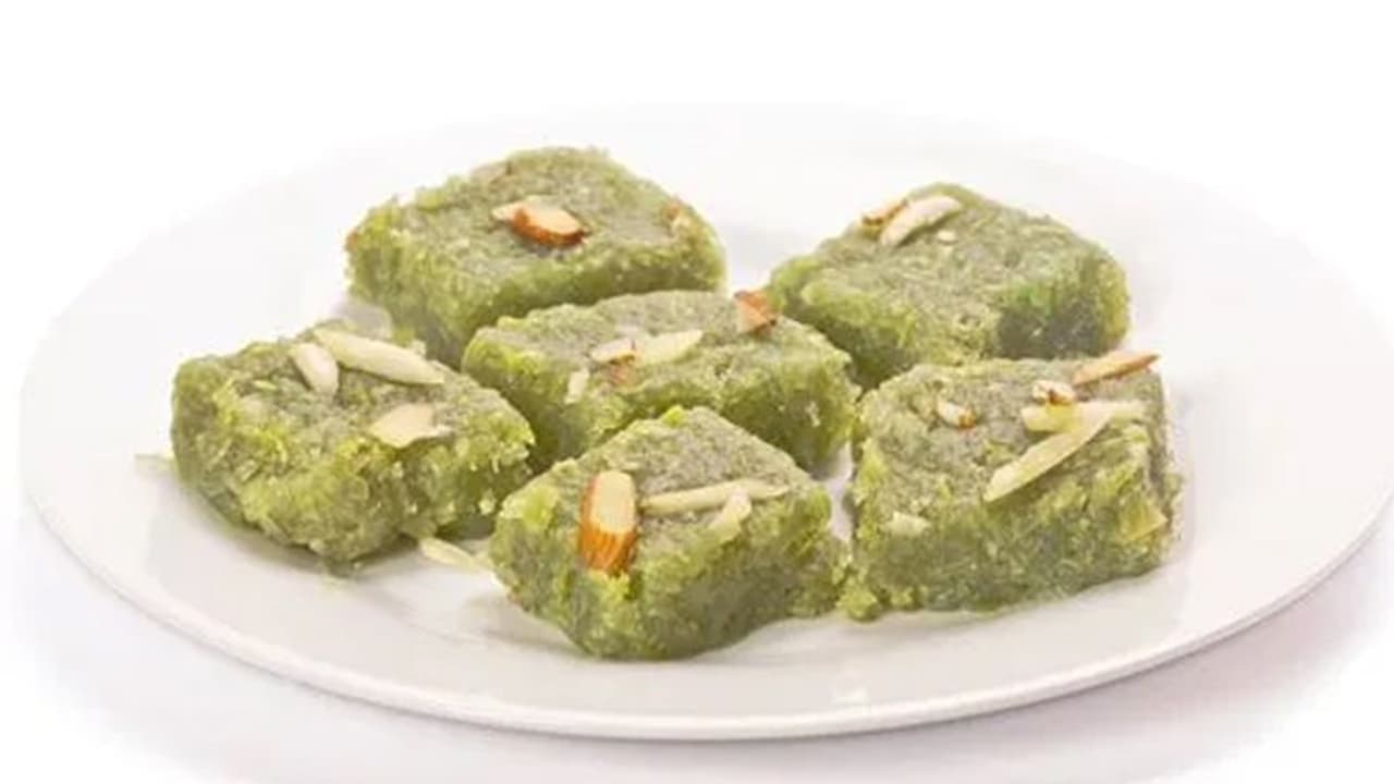 नवरात्रि से पहले ही बनाकर रख लें लौकी की ये हेल्दी और टेस्टी बर्फी, 9 दिन तक नहीं होगी खराब नवरात्रि से पहले ही बनाकर रख लें लौकी की ये हेल्दी और टेस्टी बर्फी, 9 दिन तक नहीं होगी खराब