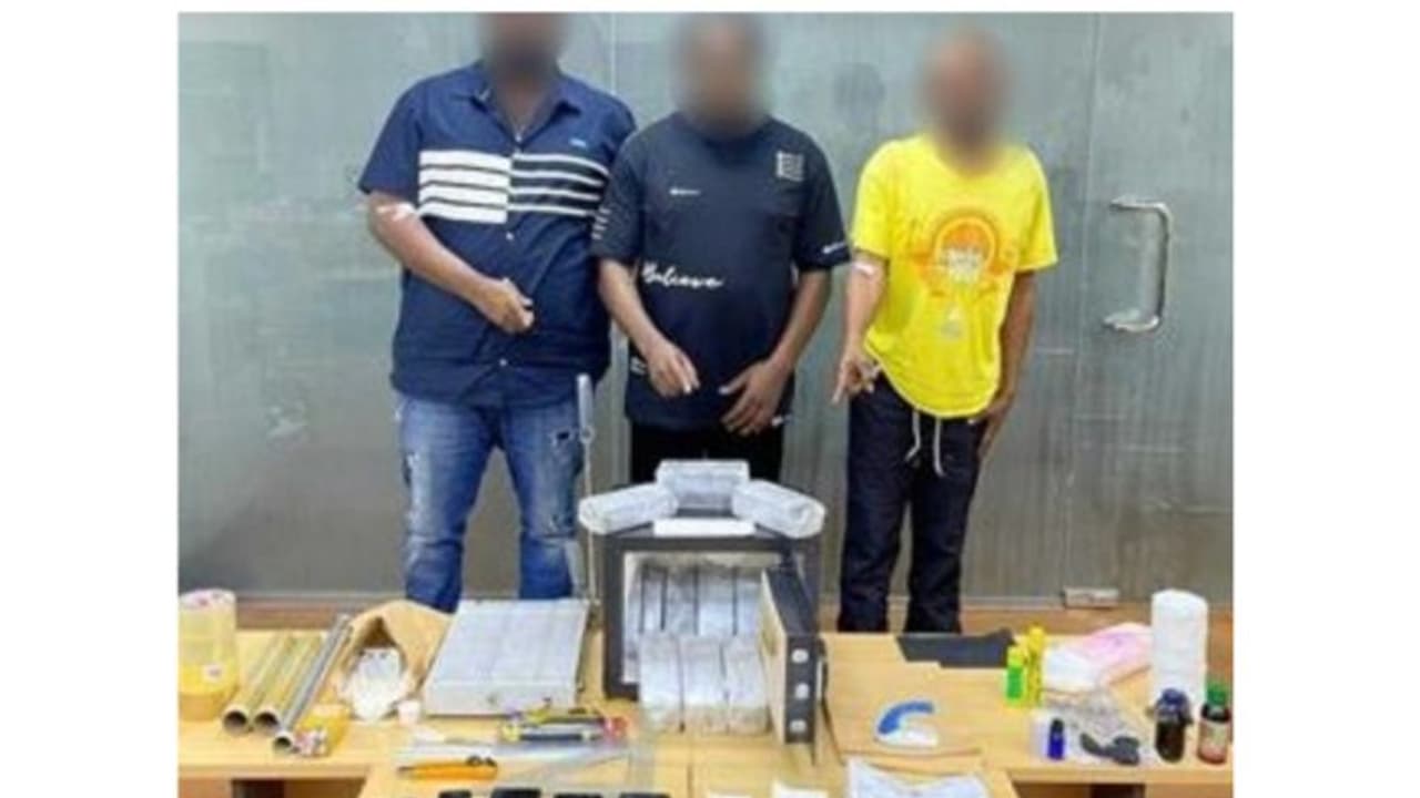 കടലാസില്‍ രാസവസ്‍തുക്കള്‍ പുരട്ടി നോട്ടാക്കുമെന്ന് വാഗ്ദാനം ചെയ്ത് തട്ടിപ്പ്; മൂന്ന് പ്രവാസികള്‍ പിടിയില്‍