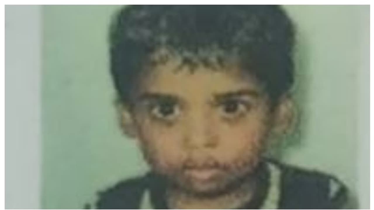 ഇരട്ടക്കുട്ടികളുമായി സ്‍കൂട്ടറില്‍ യാത്ര, തെന്നിവീണു,സ്‍കൂട്ടറിന് അടിയില്‍പ്പെട്ട് കുട്ടികളില്‍ ഒരാള്‍ മരിച്ചു