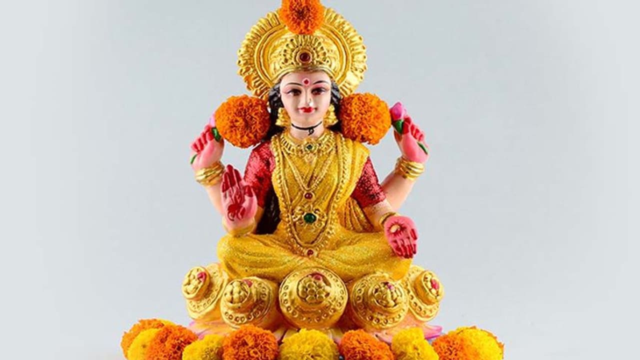 जिस घर में होते हैं ये 3 काम, वहां खुशी खुशी स्वयं ही चली आती हैं देवी लक्ष्मी