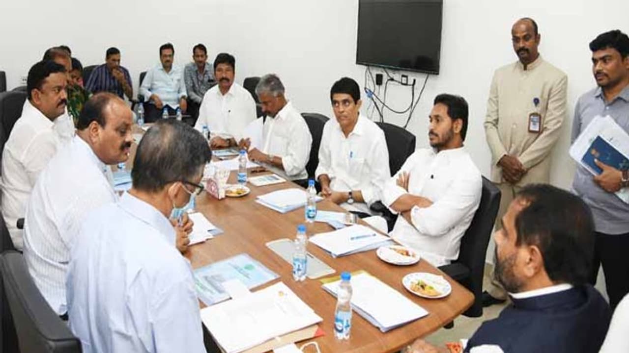 ఈఎస్ఐ స్కాం, రాజధానిపై చర్చకు రెడీ: బీఏసీ మీటింగ్ లో అచ్చెన్నాయుడికి జగన్ ఆఫర్ ఈఎస్ఐ స్కాం, రాజధానిపై చర్చకు రెడీ: బీఏసీ మీటింగ్ లో అచ్చెన్నాయుడికి జగన్ ఆఫర్