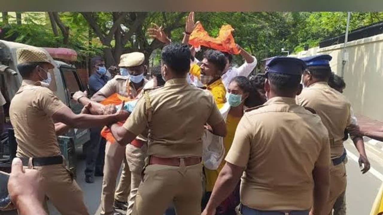 CM வீட்டு முன்னாடியே வந்து சீன் போட்டா இதுதான் கதி...! வாண்டடா வந்த மாட்டிய ABVP க்கு சரியான ஆப்பு. CM வீட்டு முன்னாடியே வந்து சீன் போட்டா இதுதான் கதி...! வாண்டடா வந்த மாட்டிய ABVP க்கு சரியான ஆப்பு.