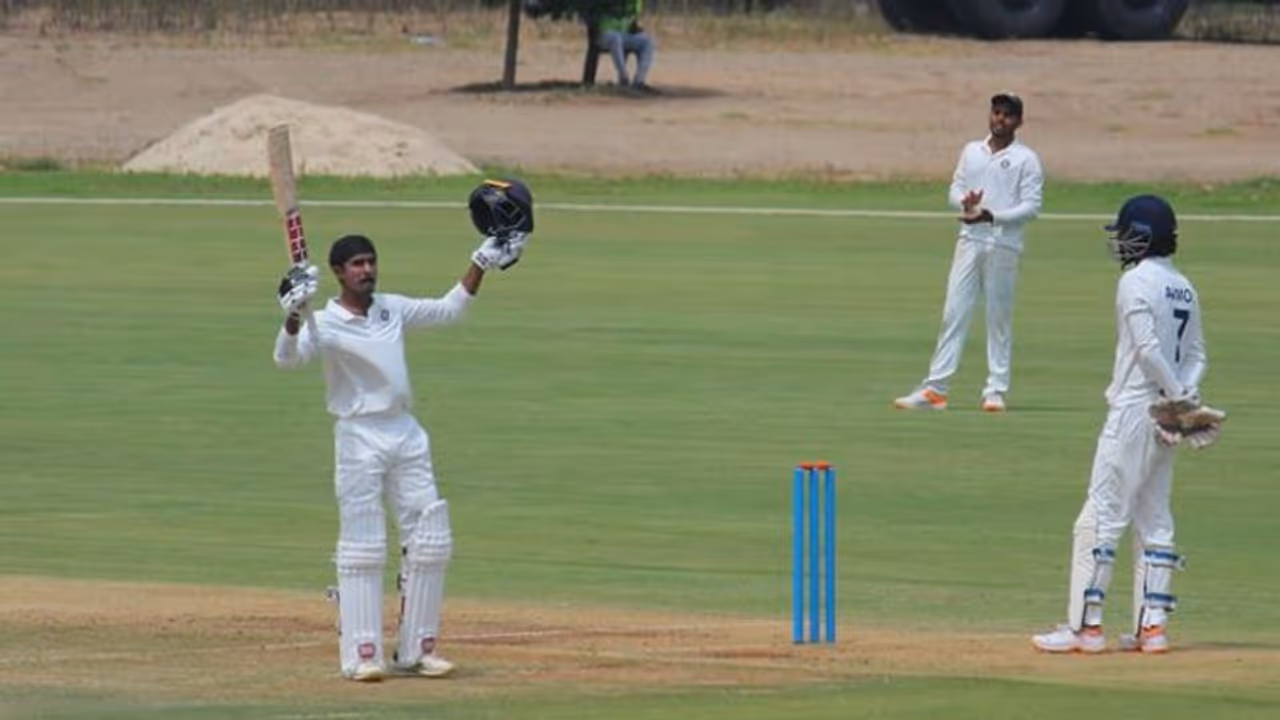 ദുലീപ് ട്രോഫി അരങ്ങേറ്റത്തില് രോഹന് കുന്നുമ്മലിന് സെഞ്ചുറി; അടുത്ത സൂപ്പര് താരമെന്ന് ക്രിക്കറ്റ് ലോകം ദുലീപ് ട്രോഫി അരങ്ങേറ്റത്തില് രോഹന് കുന്നുമ്മലിന് സെഞ്ചുറി; അടുത്ത സൂപ്പര് താരമെന്ന് ക്രിക്കറ്റ് ലോകം