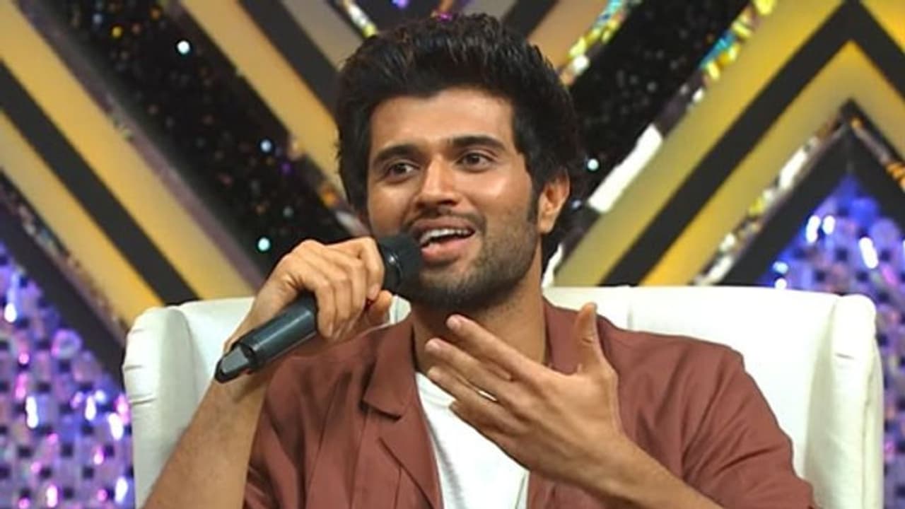 విజయ్ దేవరకొండ మీద ఫ్యాన్స్ కి ఇంత ఫ్రస్ట్రేషన్ ఉందా! నేరుగా అడిగేశారుగా! విజయ్ దేవరకొండ మీద ఫ్యాన్స్ కి ఇంత ఫ్రస్ట్రేషన్ ఉందా! నేరుగా అడిగేశారుగా!