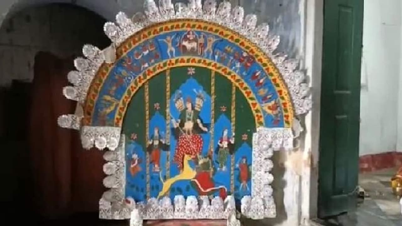 মূর্তি নয়, পটে এঁকে শুরু হয়েছিল বর্ধমান রাজবাড়ির দুর্গাপুজো, আজও দেবীকে বিসর্জন না দেওয়ার রীতি বিরাজমান মূর্তি নয়, পটে এঁকে শুরু হয়েছিল বর্ধমান রাজবাড়ির দুর্গাপুজো, আজও দেবীকে বিসর্জন না দেওয়ার রীতি বিরাজমান