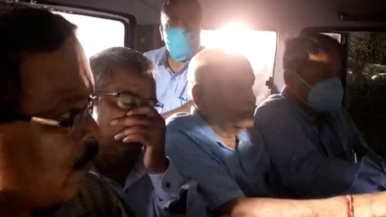 शिक्षक भर्ती घोटाला में ममता बनर्जी के करीबियों पर कसता जा रहा शिकंजा, पूछताछ के बाद कल्याणमय गांगुली अरेस्ट शिक्षक भर्ती घोटाला में ममता बनर्जी के करीबियों पर कसता जा रहा शिकंजा, पूछताछ के बाद कल्याणमय गांगुली अरेस्ट