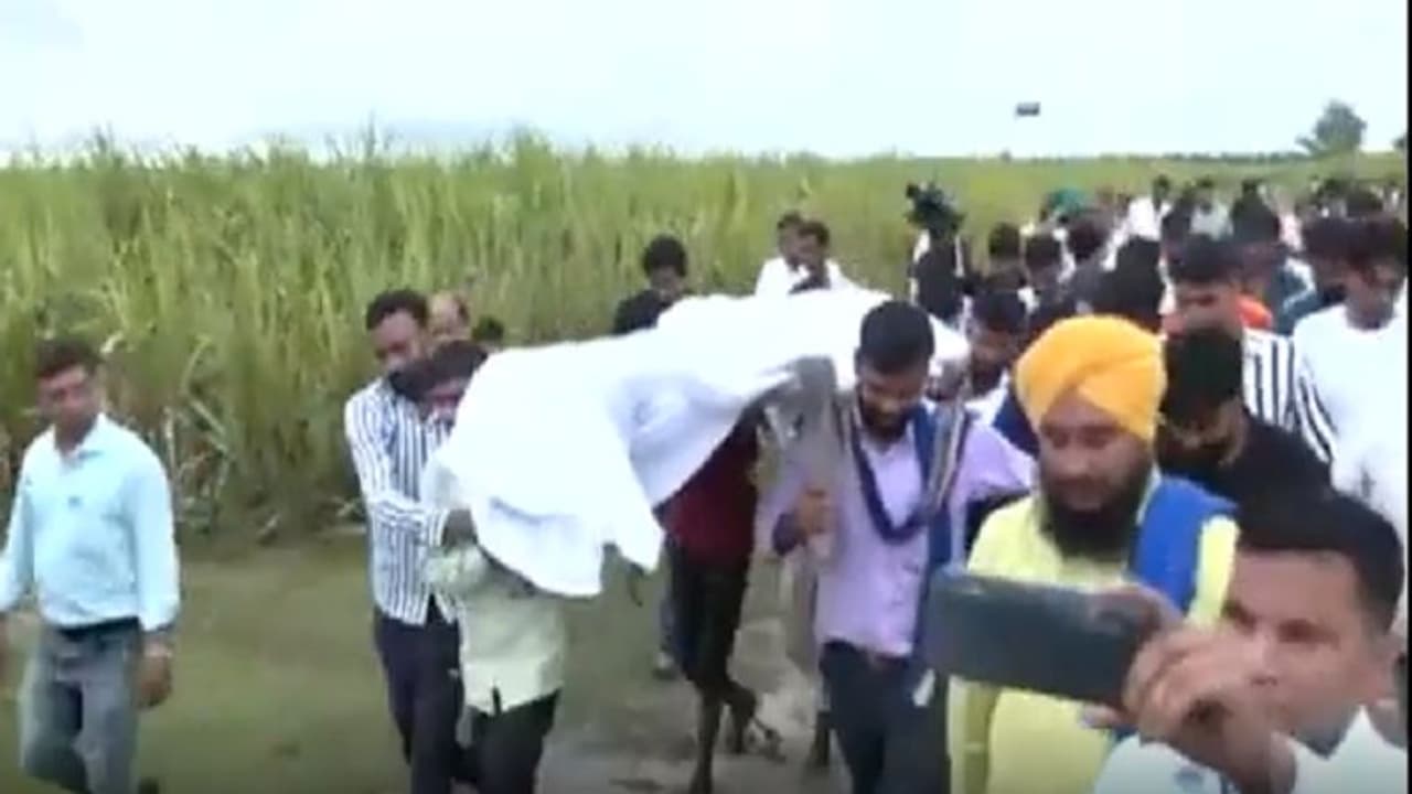 लखीमपुर में दोनों बहनों का अंतिम संस्कार हुआ: गैंगरेप के बाद गला दबाकर किया गया मर्डर, पेड़ पर गया था लटकाया लखीमपुर में दोनों बहनों का अंतिम संस्कार हुआ: गैंगरेप के बाद गला दबाकर किया गया मर्डर, पेड़ पर गया था लटकाया