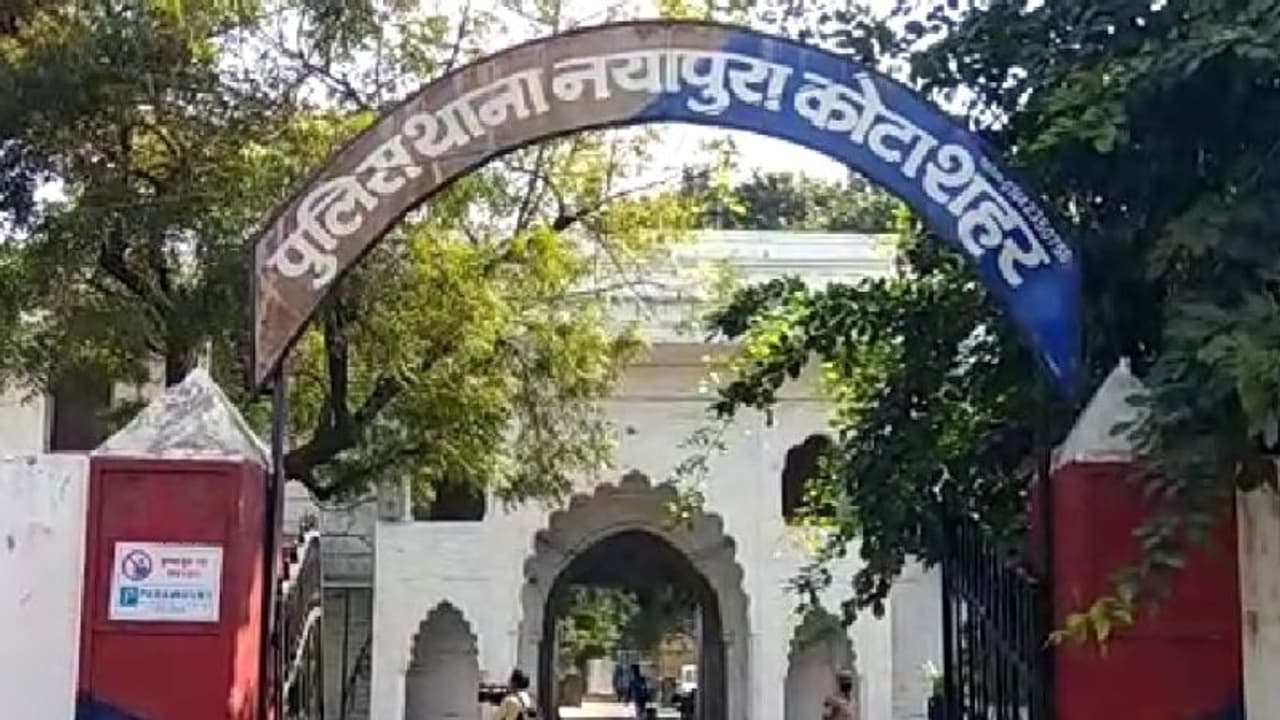 राजस्थान की सनसनीखेज वारदात: थाने में साथ ले गया पेट्रोल, खुद को आग के हवाले कर की सुसाइड की कोशिश राजस्थान की सनसनीखेज वारदात: थाने में साथ ले गया पेट्रोल, खुद को आग के हवाले कर की सुसाइड की कोशिश