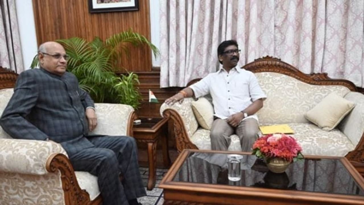 അയോഗ്യതയിൽ 'അനങ്ങാതെ' ഗവര്‍ണര്‍: തീരുമാനം ആവശ്യപ്പെട്ട് ഹേമന്ത് സോറൻ