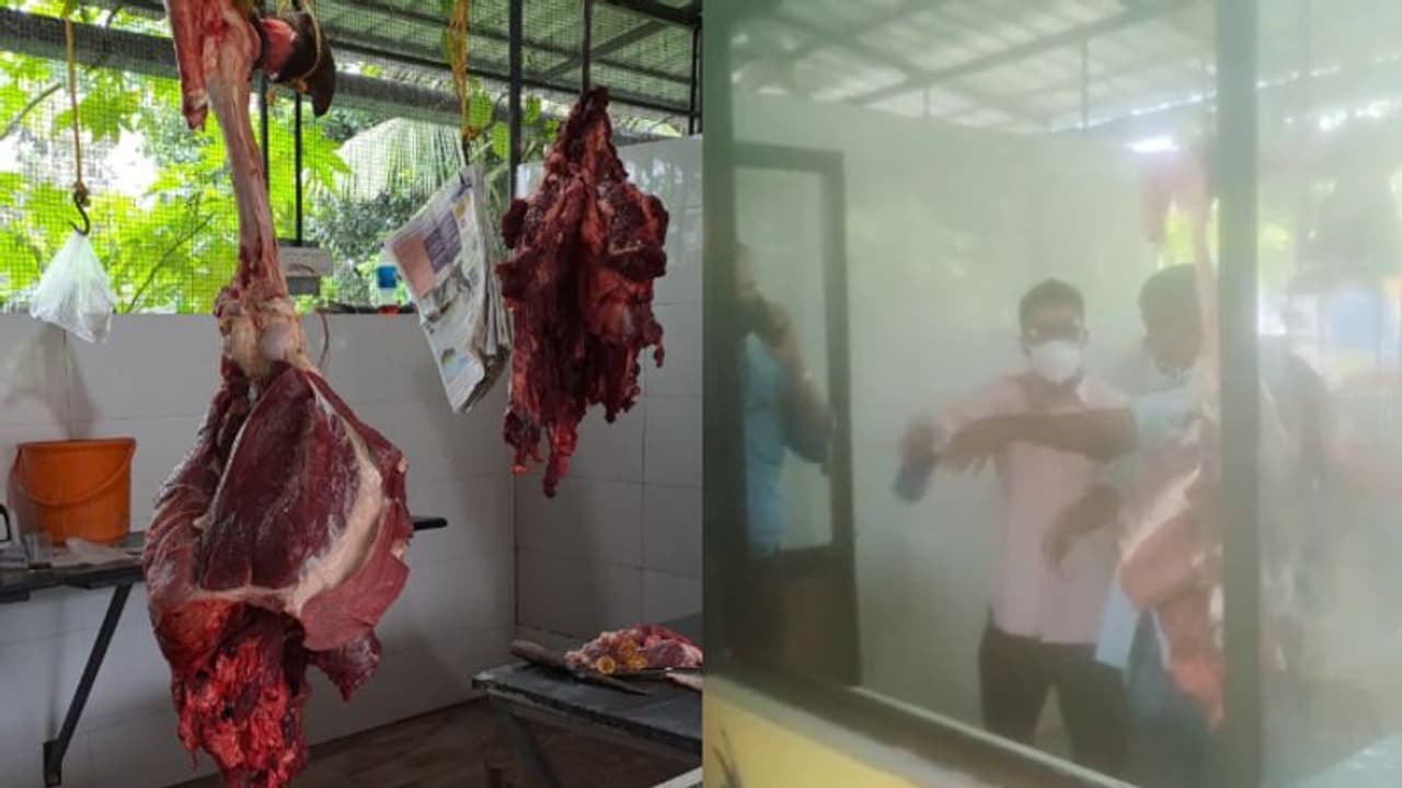 വില്പ്പനക്ക് വെച്ച ബീഫില് മണ്ണെണ്ണ ഒഴിച്ച് പഞ്ചായത്ത് അധികൃതര്; പ്രതിഷേധവുമായി നാട്ടുകാര് വില്പ്പനക്ക് വെച്ച ബീഫില് മണ്ണെണ്ണ ഒഴിച്ച് പഞ്ചായത്ത് അധികൃതര്; പ്രതിഷേധവുമായി നാട്ടുകാര്