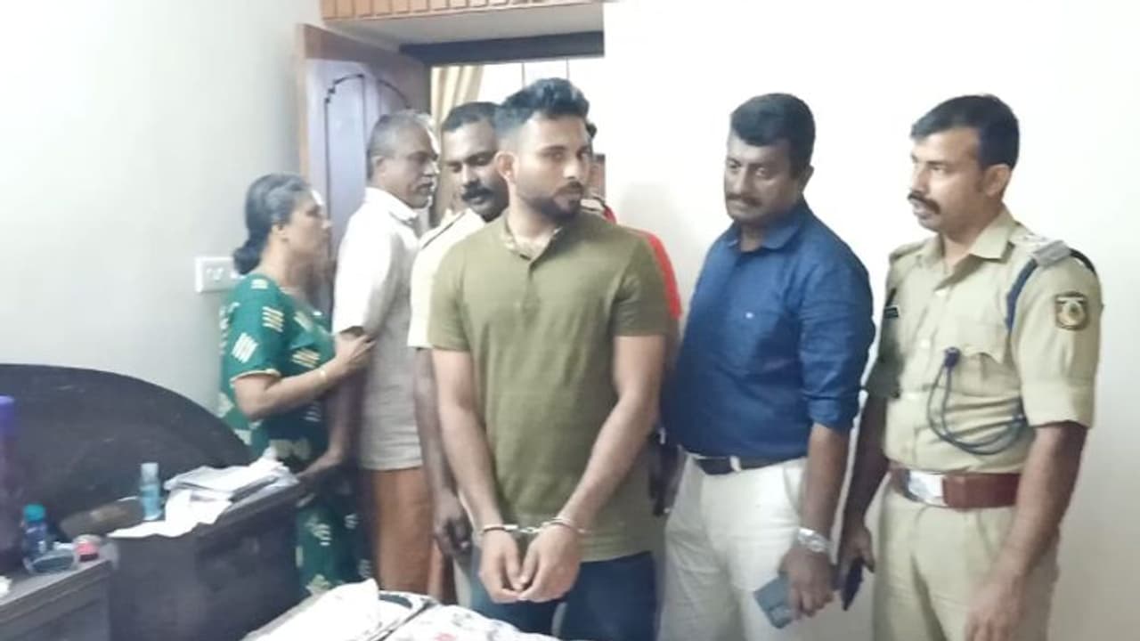 മോഷ്ടിച്ച ബൈക്കില്‍ കറക്കം, ആളില്ലാത്തെ വീട്ടില് നിന്ന് 50 പവനും 2 ലക്ഷവും കവര്‍ന്നു; മോഷ്ടാവ് പിടിയില്‍