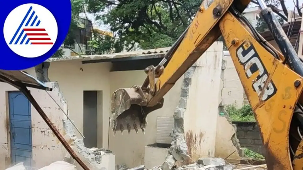 Rajakaluve Encroachment: ಒತ್ತುವರಿ ತೆರವಿಗೆ ಪಾಲಿಕೆ ತಾರತಮ್ಯ; ಸ್ಥಳೀಯರಿಂದ ತೀವ್ರ ಆಕ್ರೋಶ Rajakaluve Encroachment: ಒತ್ತುವರಿ ತೆರವಿಗೆ ಪಾಲಿಕೆ ತಾರತಮ್ಯ; ಸ್ಥಳೀಯರಿಂದ ತೀವ್ರ ಆಕ್ರೋಶ